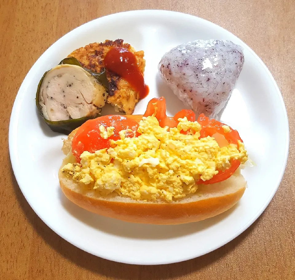 卵とレタスとトマトのサンド
ワカメ巻き鶏ハム
ローズマリーチキンバーグ(昨日の残り)
ゆかりおにぎり|ナナさん