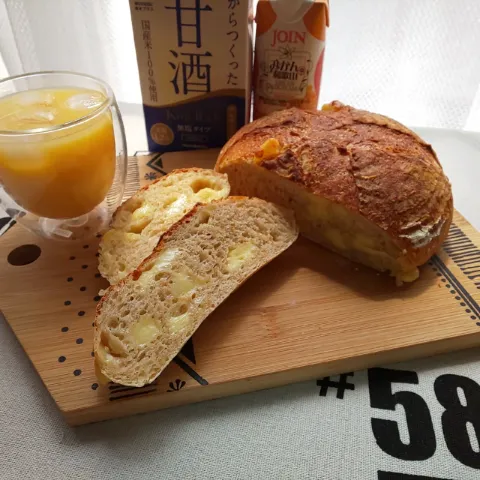 「甘酒ドリンク部」を使ってみたSnapdishの料理・レシピ写真:みかん甘酒とチーズたっぷり全粒粉カンパーニュ