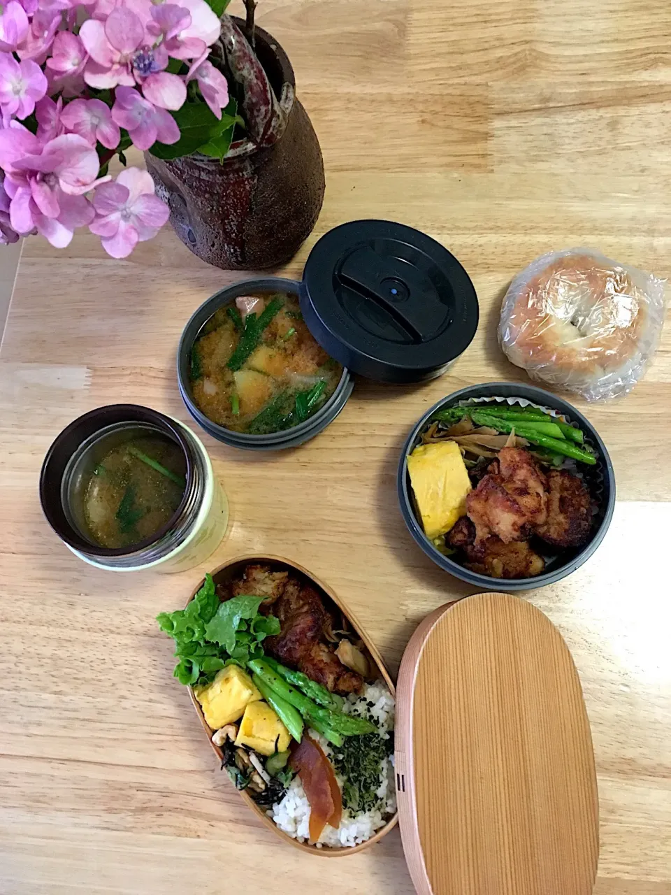 今日の２人お弁当(*´ω｀)ﾉと、朝ごはんにシナモンとレーズン入りのベーグル💙
自家製の塩麹に漬けたうちの唐揚げ
卵焼き
きんぴらごぼう
ひじきとクルミの酢の物
アスパラのバターソテー
ジャガイモとニラのお味噌汁(五年熟成信州味噌and自家製甘酒)
胚芽米ごはん🍚
奈良漬|さくたえさん