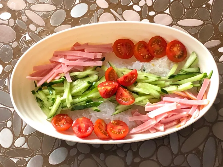 Snapdishの料理写真:こんにゃくそうめん  サラダ|ma-ko omaさん