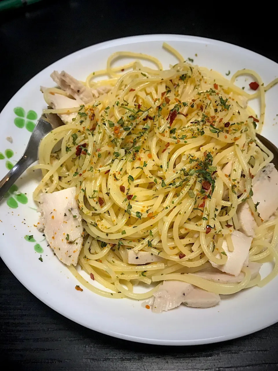 【ひとてま＋】素とサラダチキンで
蒸し鶏のペペロンチーノ✨|フェンさん