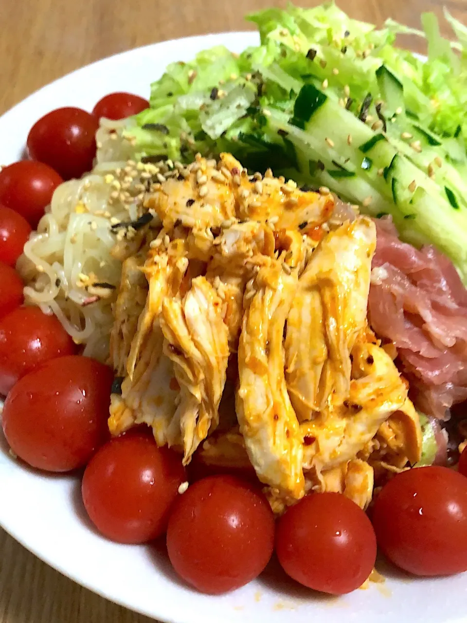 おうち冷やし中華  蒸しささみの胡麻辣油和え 生ハム きゅうり レタス ミニトマト しょうゆ味|ミウトおかんさん