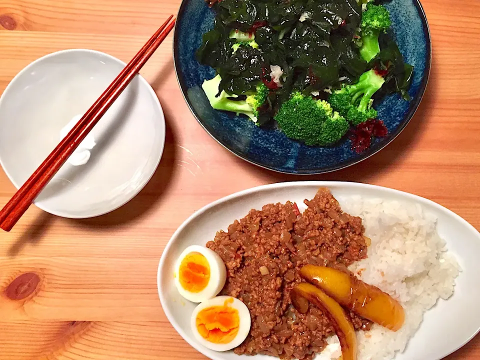 ドライカレー 焼きパプリカと半熟卵添え、ブロッコリーと海藻のサラダ|とらさん