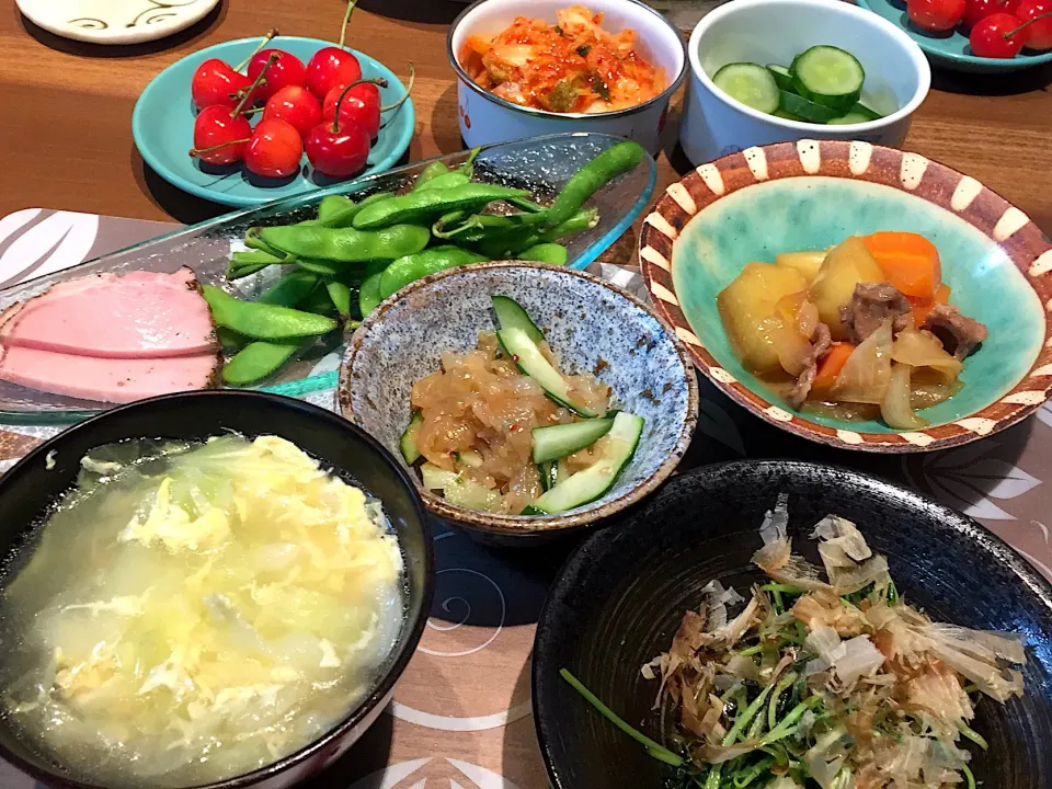 晩御飯
肉じゃが、豆苗麺つゆ炒め、クラゲきゅうり、枝付き枝豆、ハム、きゅうりのぬか漬け、キムチ、キャベツと卵のスープ、さくらんぼ|かよちゃんさん