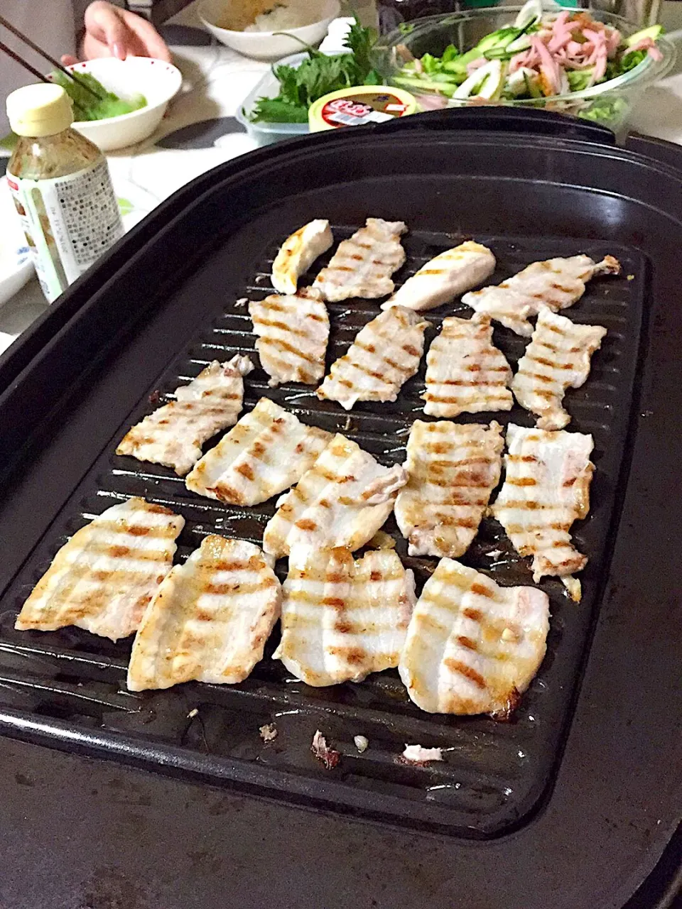 平日なのに焼肉〜〜🎶何故なの、なんとなくなの〜〜🎶明日合唱祭だからなの〜〜😆ちゃんと鶏と牛も焼いたのよ、梅しそ美味しかった！😆|hanakoさん