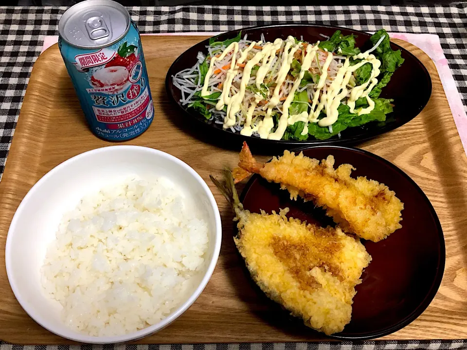 Snapdishの料理写真:今日の夕食
☆アジとエビの天ぷら
☆しらすとオクラのミックスサラダ
☆お酒|まぁたんさん