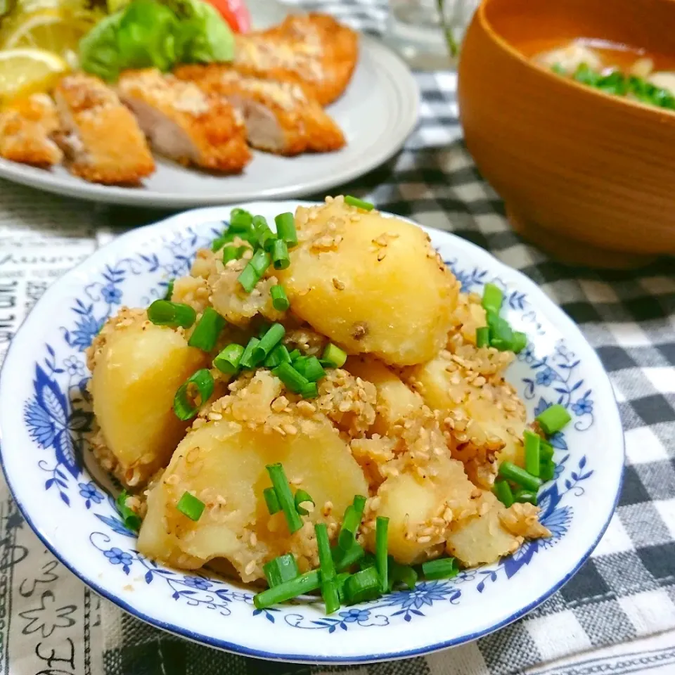 Snapdishの料理写真:じゃがいもの胡麻煮|とまと🍅さん