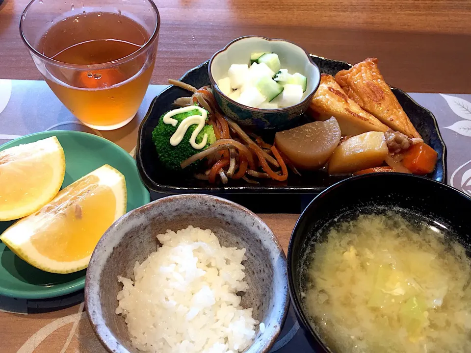 朝ごはん
はんぺん付け焼、大根の煮物、肉じゃが、きんぴらごぼう、山芋ときゅうりの酢の物、白米、キャベツの味噌汁、ばんかん、ルイボスティー|かよちゃんさん