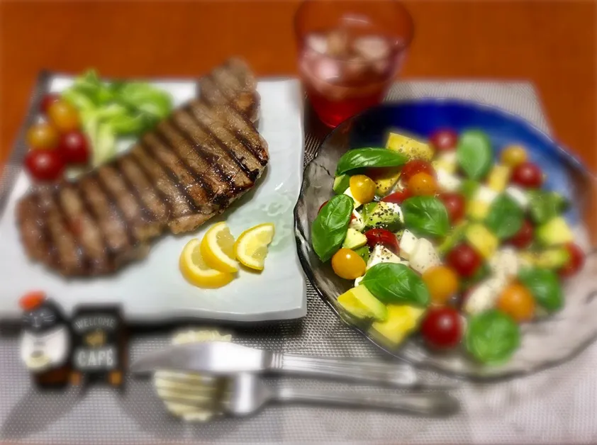 息子の夕飯😋ステーキ🥩とカプレーゼ🤗|バシュランさん