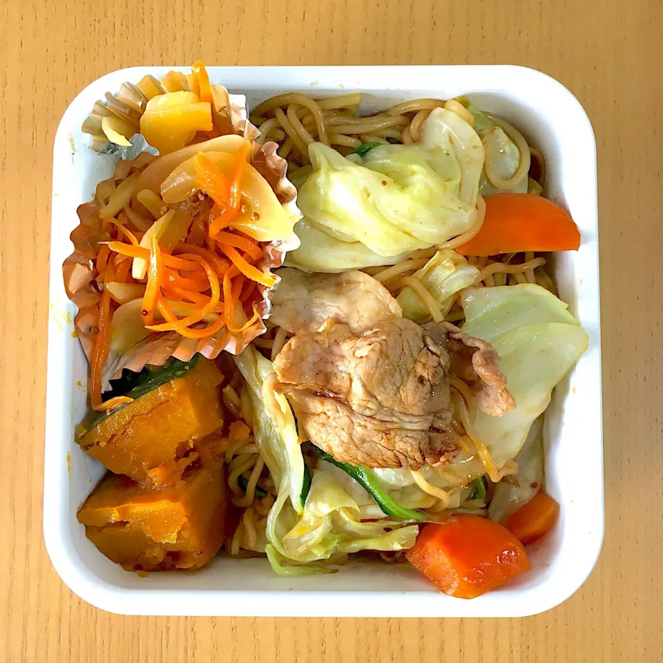 やきそば弁当！😋
玉ねぎと人参の甘辛炒め かぼちゃの煮付け|walnutさん