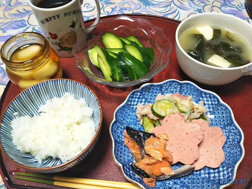 よねばーばの朝ごはん
きゅうりの糠漬け
花ソーセージ、ポテトサラダ、鮭の盛り合わせ
豆腐と若芽の味噌汁
らっきょうの甘酢漬け
ご飯、コーヒー|yoneばーばさん