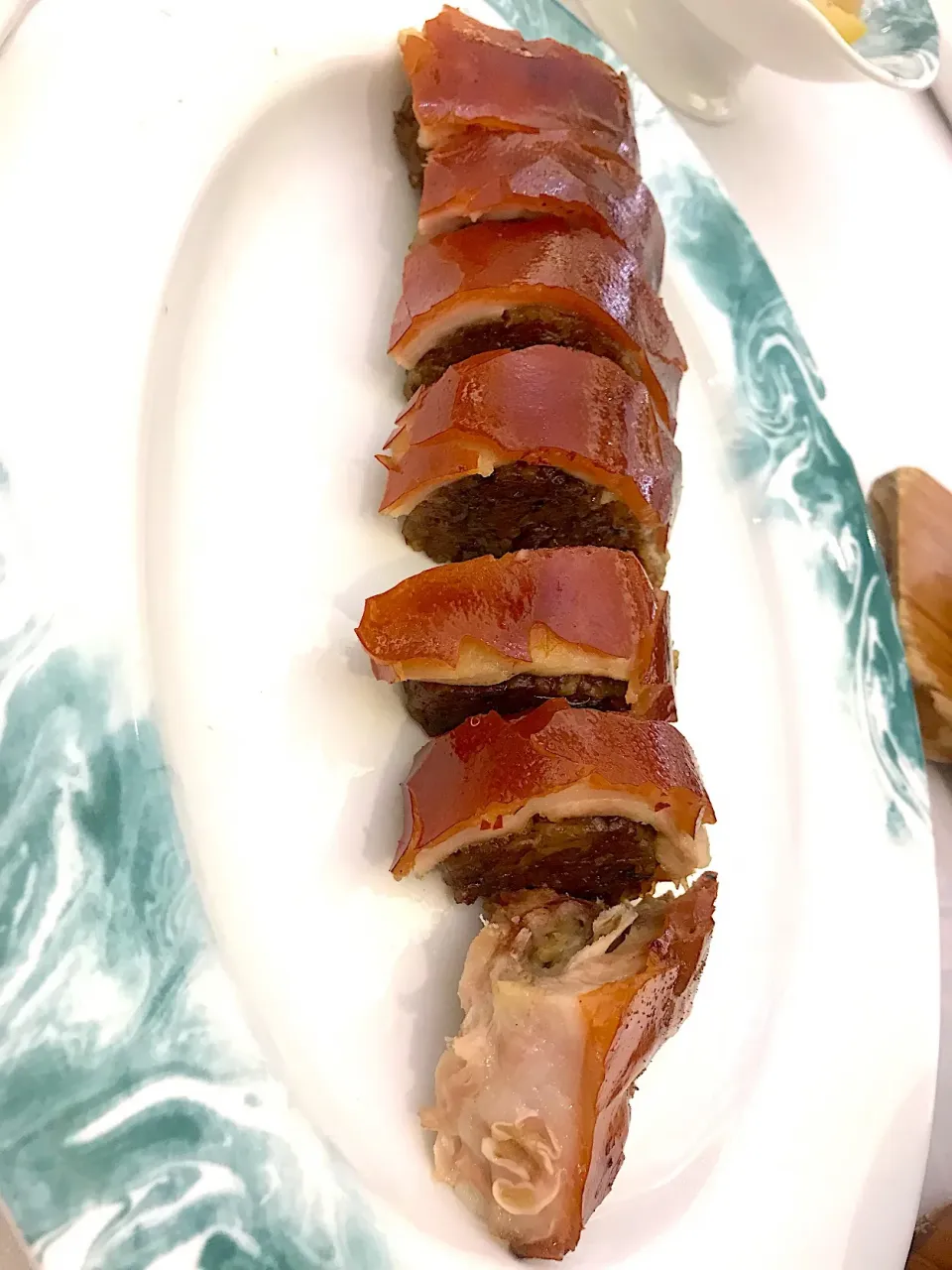 Crispy barbecued suckling piglet stuffed with glutinous rice|Sky Blueさん