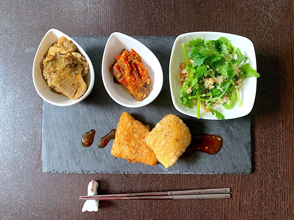 Bebek ijo, balado sapi, coriander leaves & quinoa sesame oil salad, & uli ketan goreng|yeni kartikasariさん