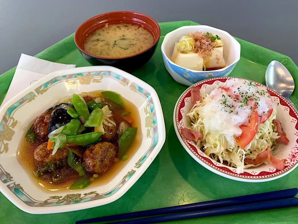 Snapdishの料理写真:揚げ肉団子の和風野菜あんかけ、冷奴、トマトとベーコンのサラダ、味噌汁|Tadahiko Watanabeさん