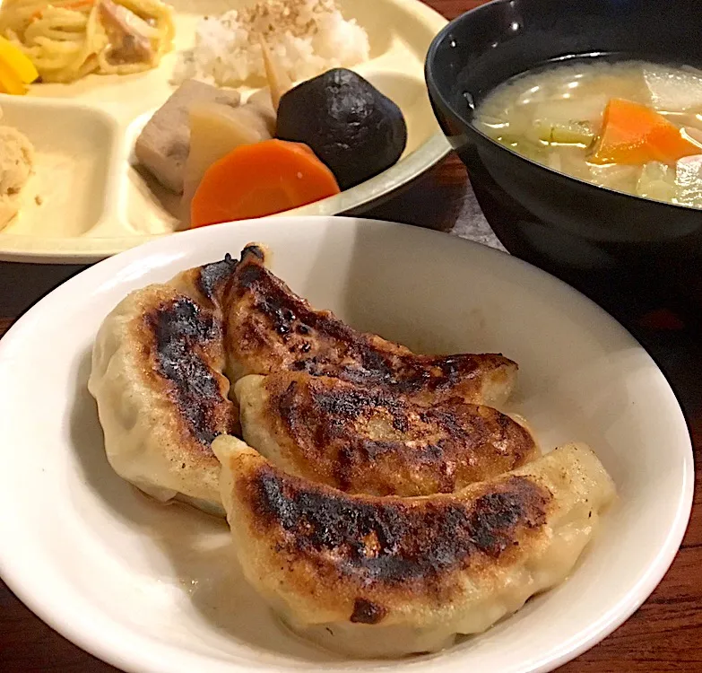 昼ごはん☀️☀️☀️
餃子🥟 煮物  おからの煮物  スパサラダ  みそ汁|ぽんたさん