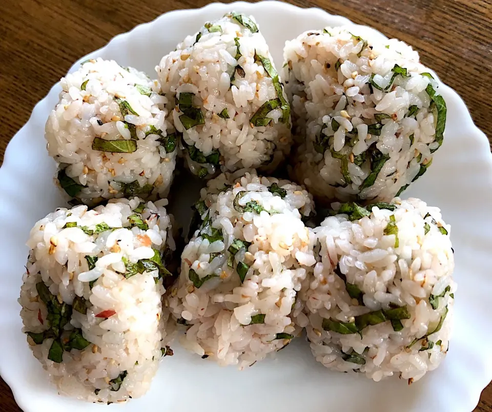 おかか梅干しと 大葉のオニギリ🍙|ブンタさん