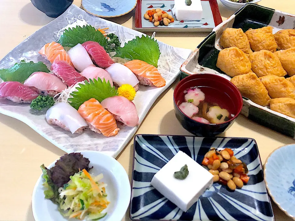 6／21昼食  #昼ごはん 
•糀甘酒と梅酢を炊き込んだ酢飯で、寿司ランチ🍣 (お刺身パックと作り置きお揚げ使用) •角濱のごま豆腐/煮豆 •コールスローサラダ •吸い物    ‥酢飯の甘みは、濃度2倍の糀甘酒のみ！優しい甘さでさっぱり美味しい👍|おさんどんさん