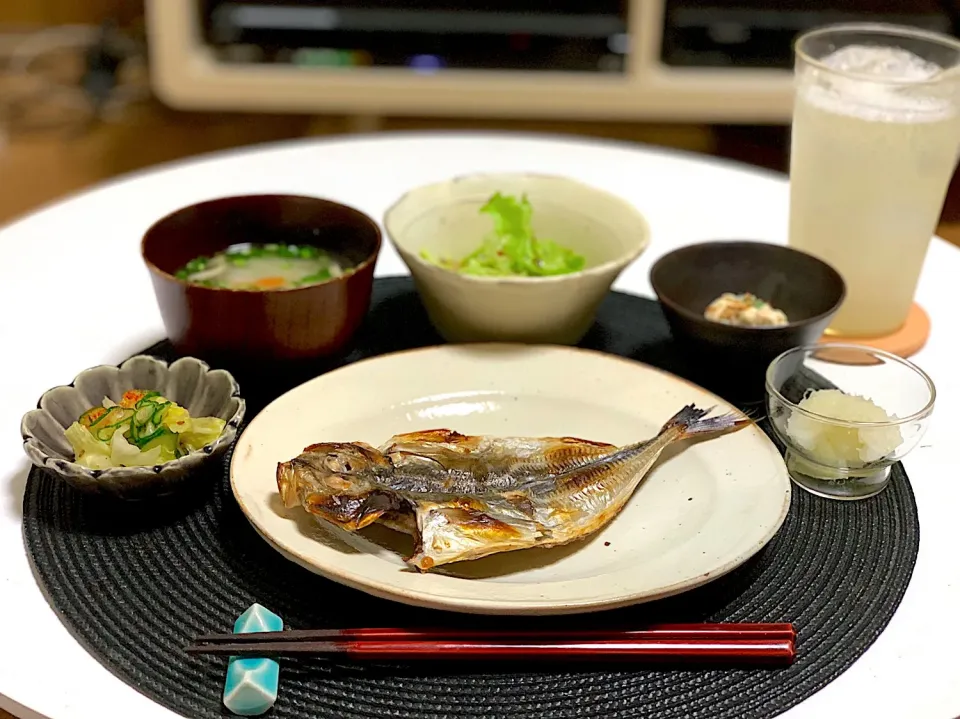 アジの干物、白和え、キャベツときゅうりの浅漬け、根菜のお味噌汁。|yukiさん