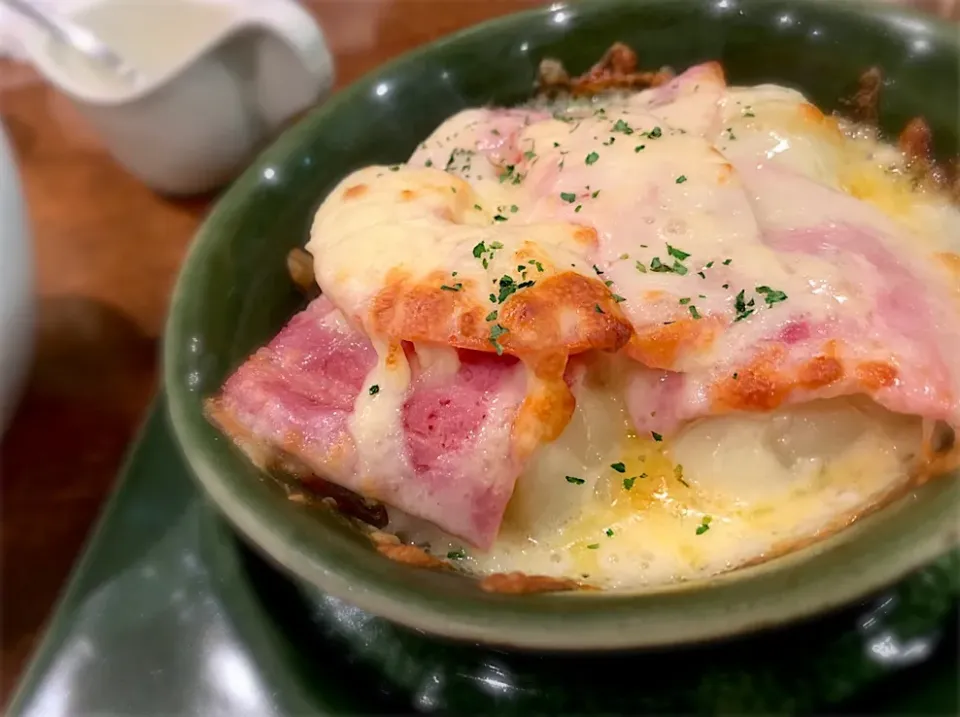 じゃがいもとベーコンとトマトのチーズ牛丼焼き|あやさん