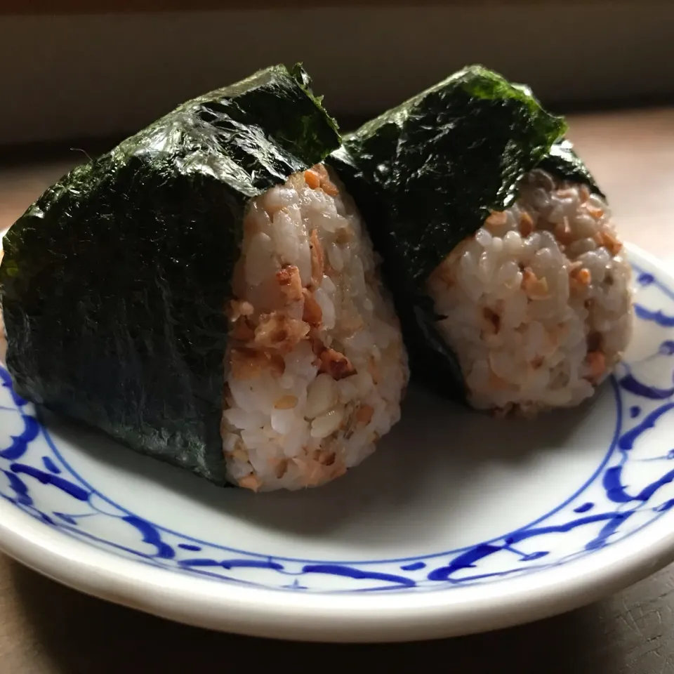 鮭フレークと胡麻のおむすび🍙　#コズムスビ|koji toyodaさん