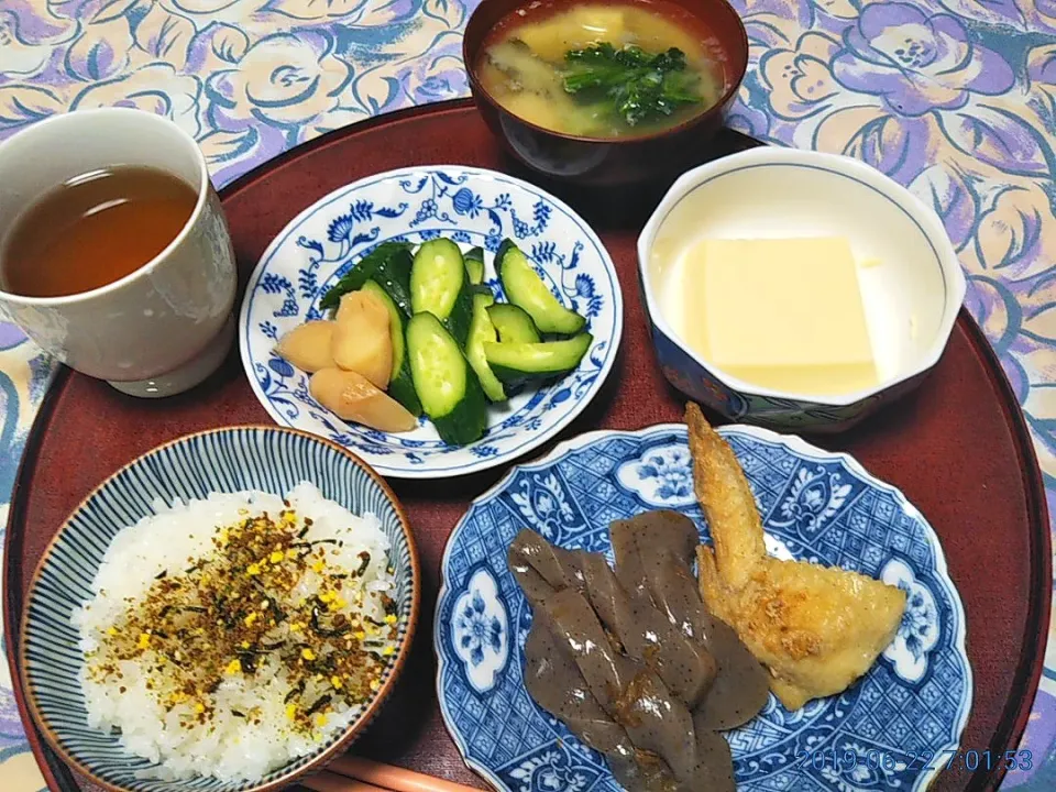 よねばーばの朝ごはん
蒟蒻の煮しめ、手羽先チーズ、
きゅうりの糠漬け、生姜の甘酢漬け、
玉子豆腐、
ほうれん草の味噌汁、|yoneばーばさん