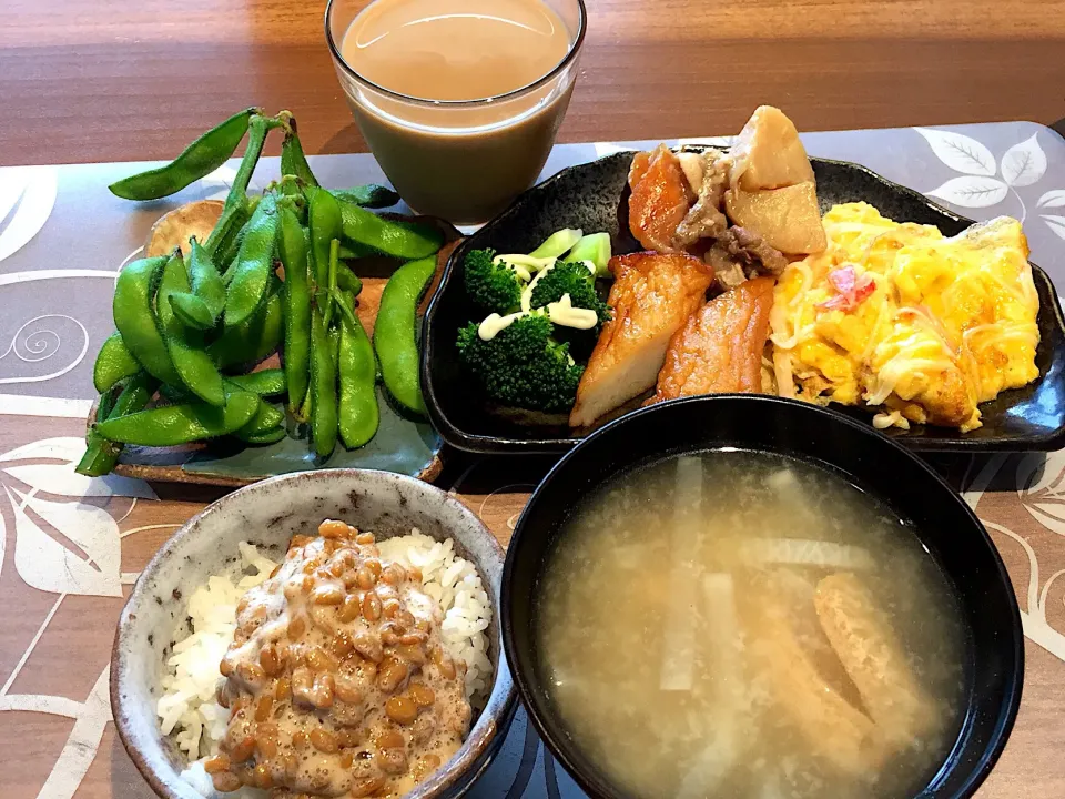 朝ごはん
カニカマ入り卵焼き、肉じゃが、はんぺん付け焼、ブロッコリー、枝付き枝豆、白米、納豆、大根と揚げの味噌汁、カフェオーレ|かよちゃんさん