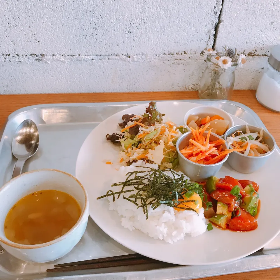 サーモンとアボカドのユッケランチ🥑|ちゃみこさん