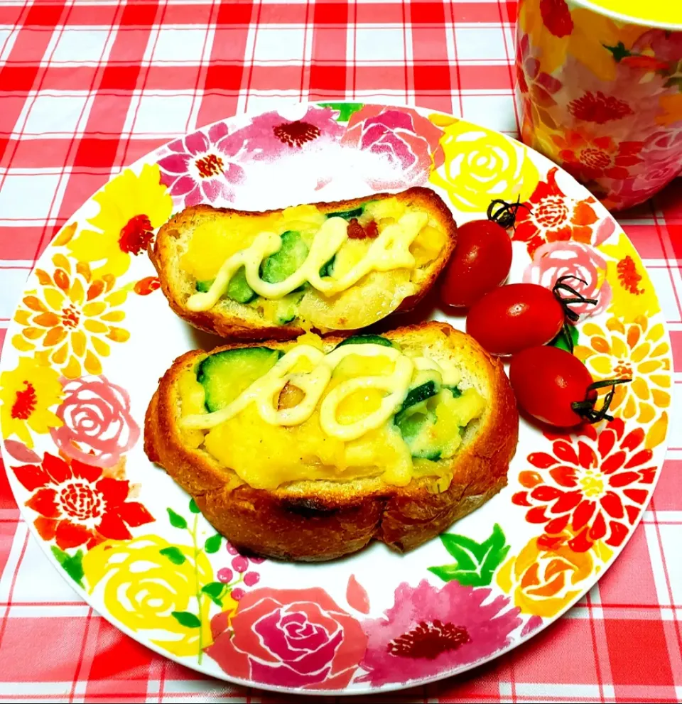 昨夜のポテサラリメイク
のせて焼くだけ〰️
手抜きブルスケッタ💗|yukaringoさん