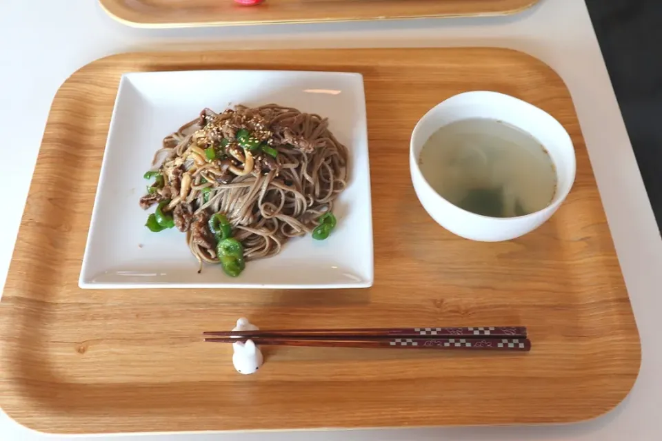 Snapdishの料理写真:今日の昼食 肉味噌炒め蕎麦、大根とわかめの中華スープ|pinknari🐰🌈さん