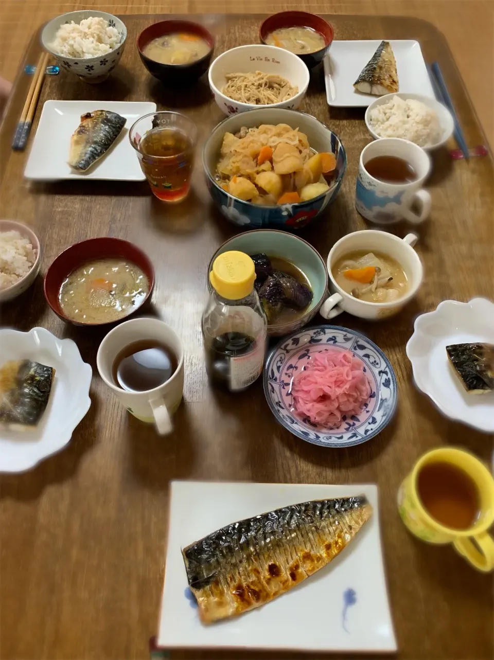 鯖の塩焼き・肉じゃが・茄子の煮浸し・えのきポン酢・豚汁・もち麦ご飯|ちびろ菌さん