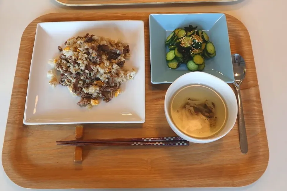 今日の夕食 牛肉の黒酢チャーハン、きゅうりとわかめの酢の物、きのこの白だしスープ|pinknari🐰🌈さん