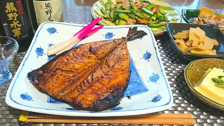 Snapdishの料理写真:鯖のみりん干し
豚肉ときゅうりの生姜炒め
卵豆腐
筍の煮物🍶|bisenさん