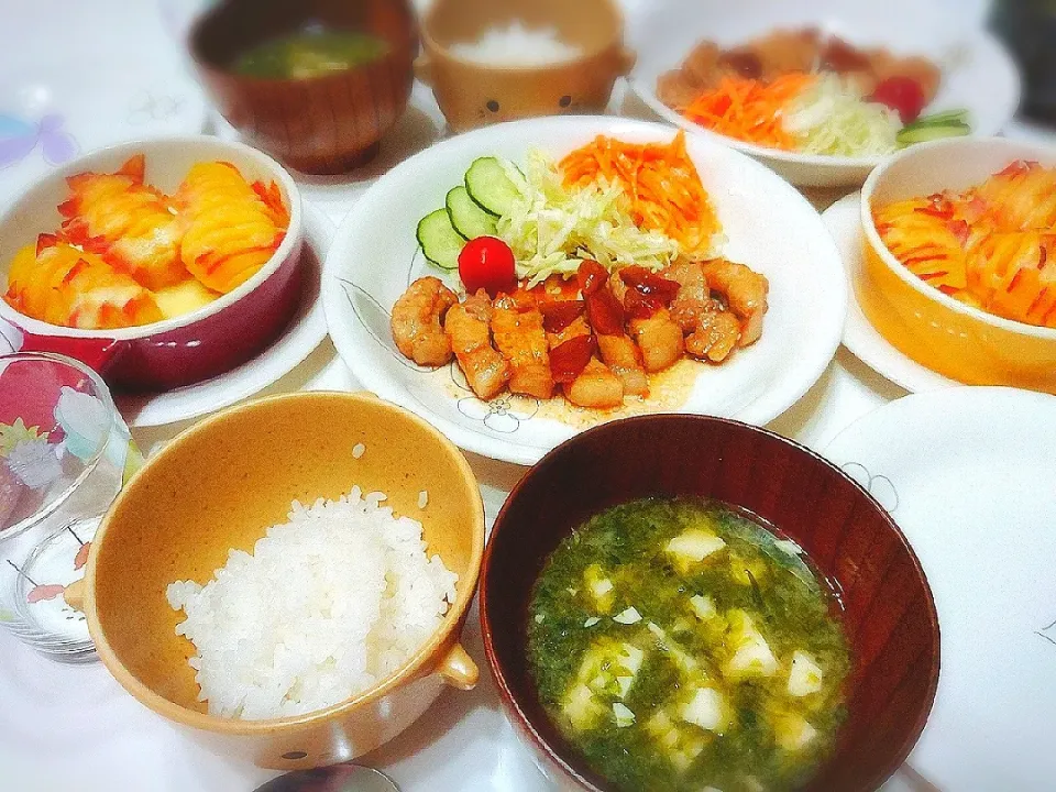 夕食(^ー^)
豚ロースにんにく焼き&サラダ
ハッセルバックベーコンポテト
焼き魚(サバ醤油)
きゅうり浅漬け
お味噌汁(生青のり、豆腐)|プリン☆さん