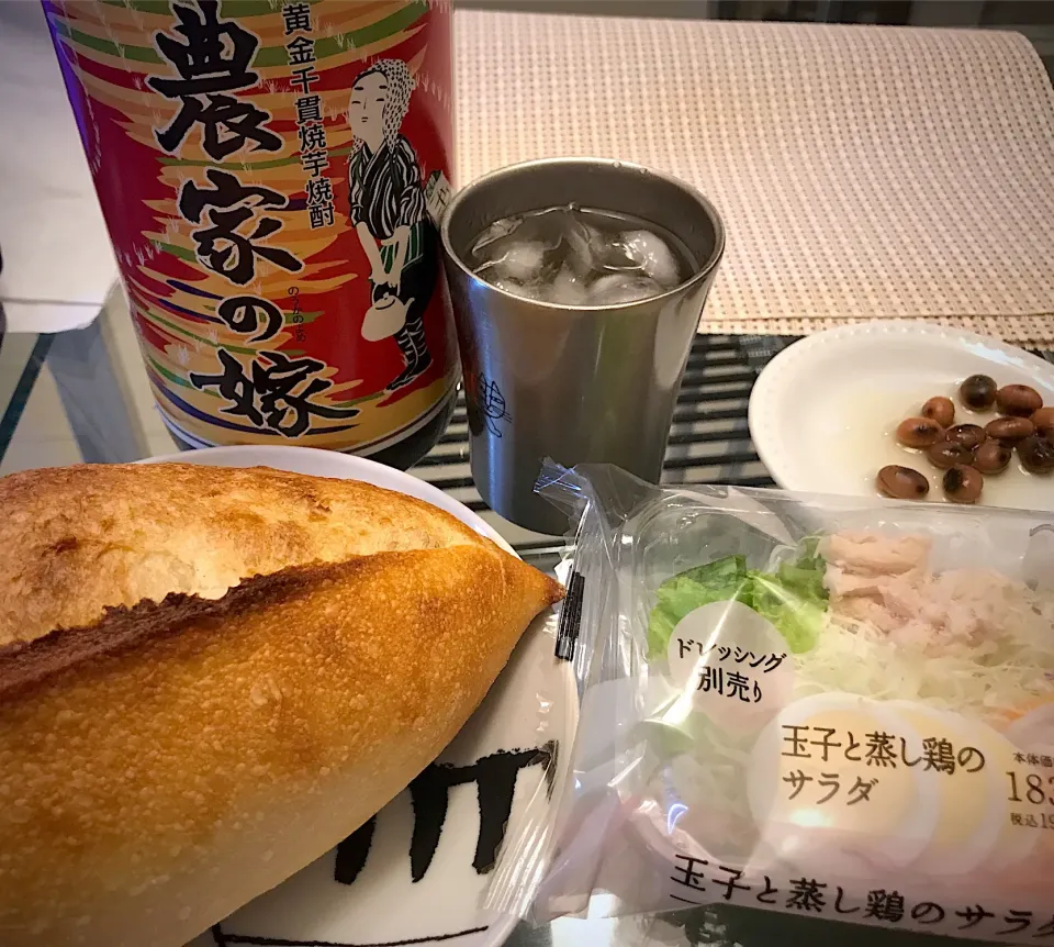 おとといのお一人様夕餉…ほんと自分の為には何もしたくないので…Maison Kaiserのパンとローソンのサラダ、そして農家の嫁🤣|にゃあ（芸名）さん