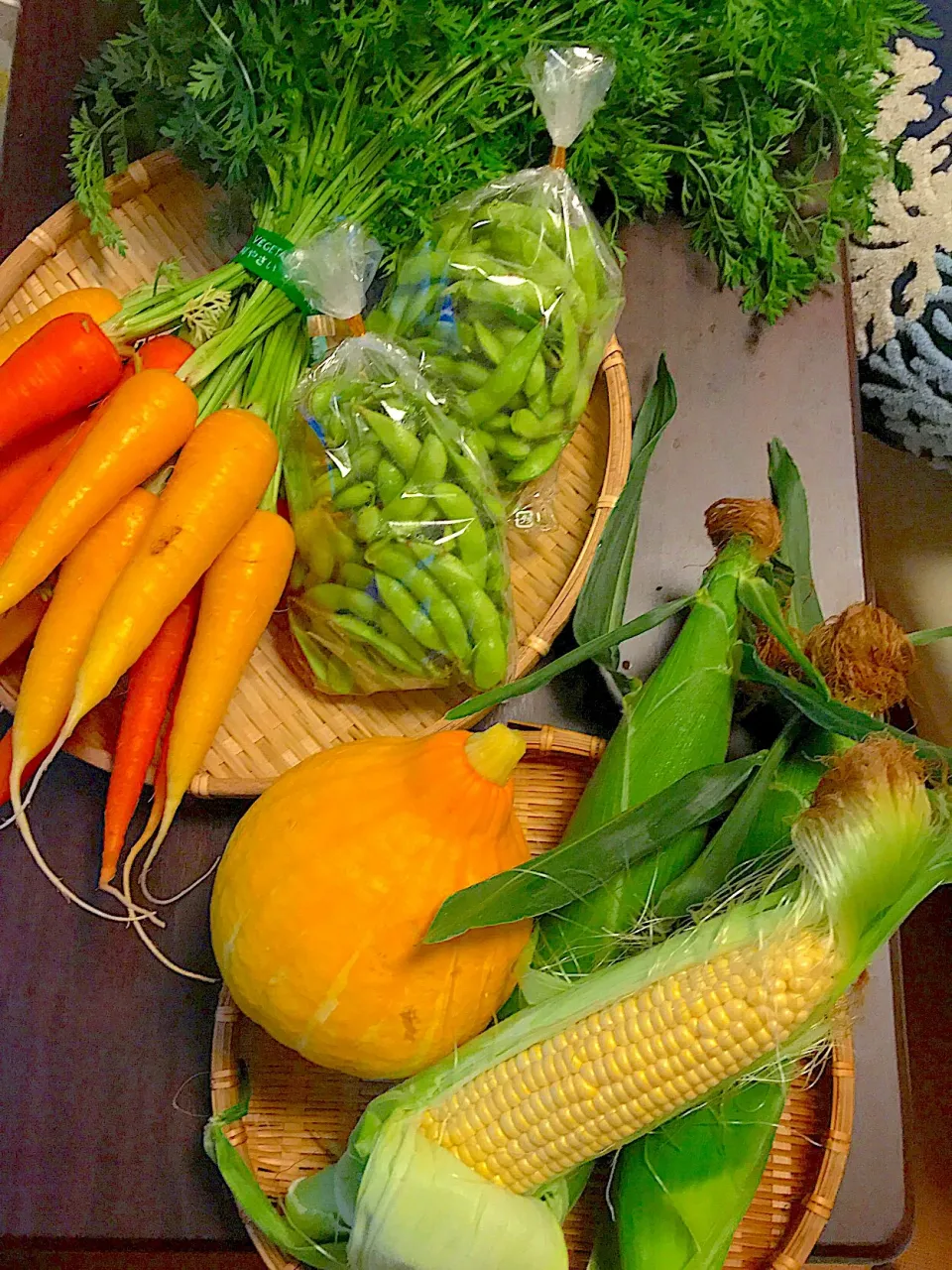 無農薬の地元野菜‼️お友達の農家のご夫婦が大切に育てた野菜💕葉っぱ付き人参、コリンキー 、枝豆ととうもろこし#コリンキー #葉っぱ付き人参 #枝豆 #とうもろこし|🌺🌺Foodie🌺🌺さん