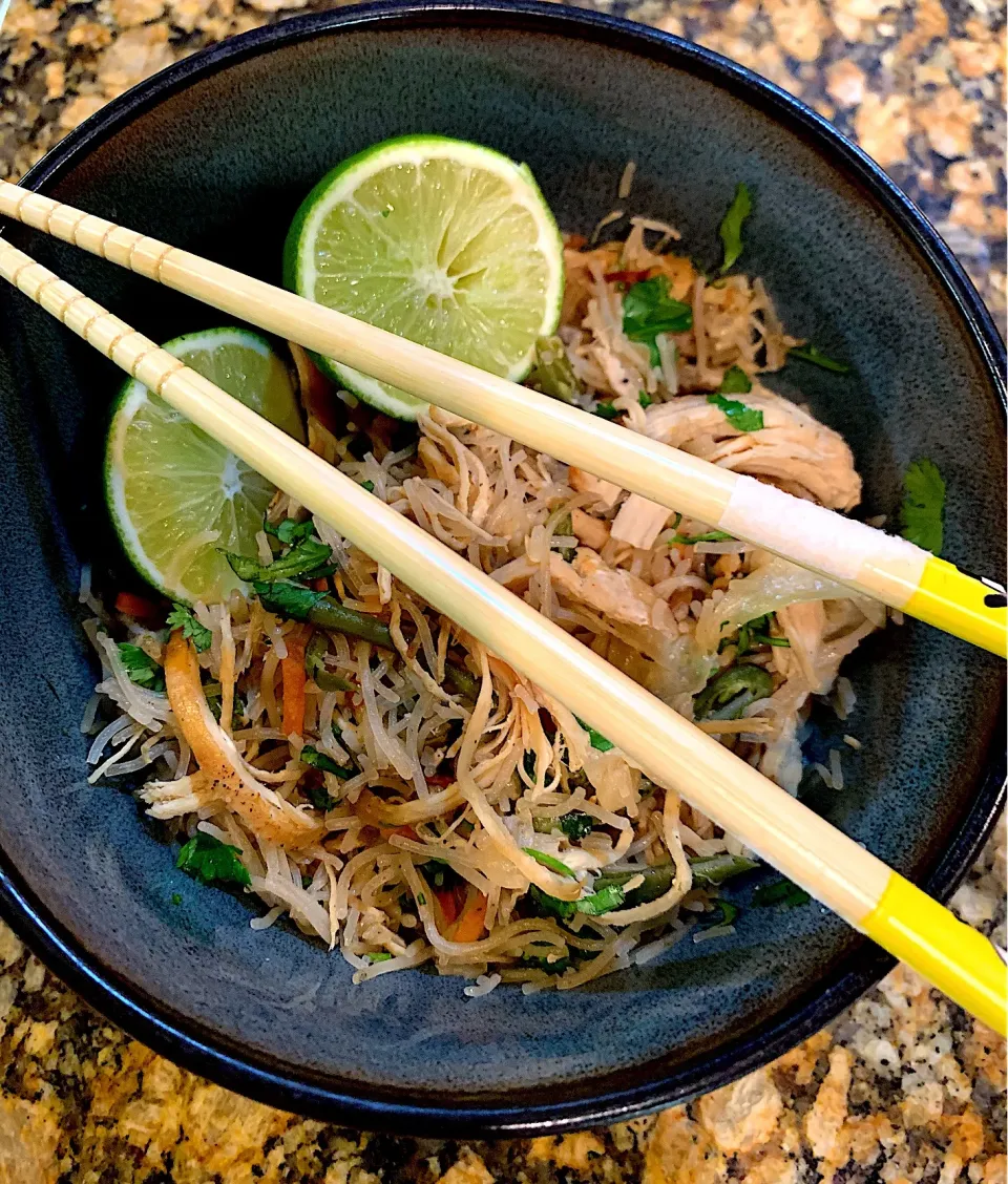 Stir fried Noodles with Shredded Chicken and  mix veggies 🌶|Alma's Home Kitchenさん