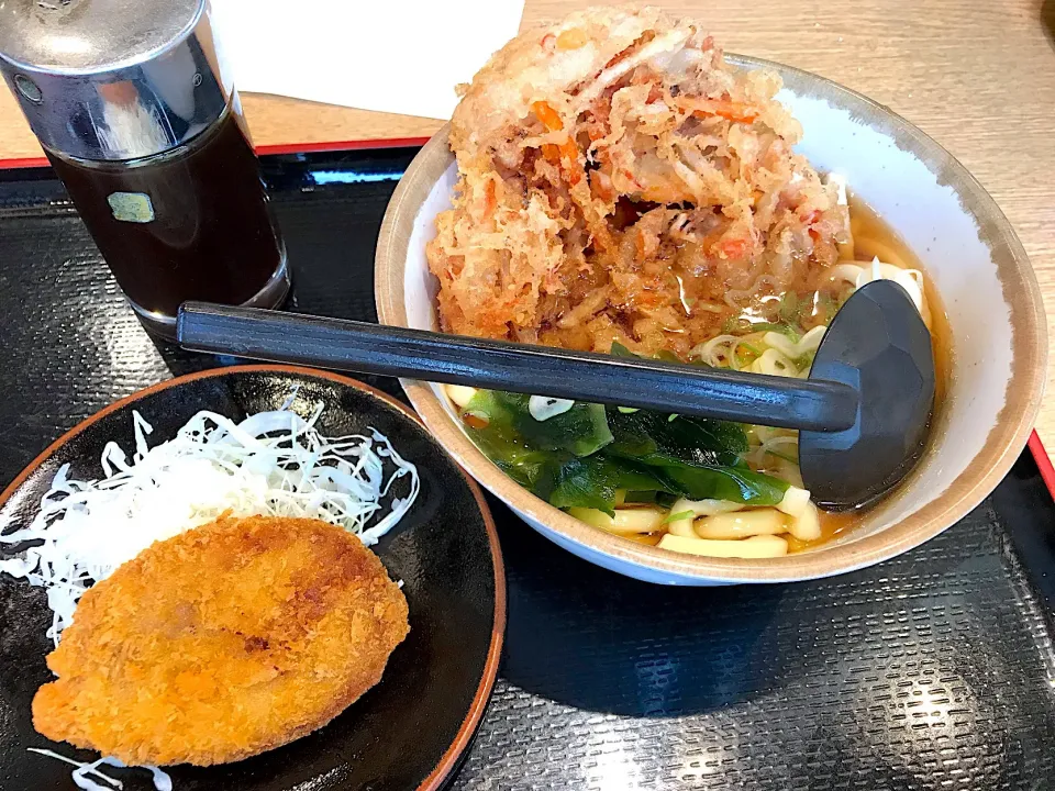 Snapdishの料理写真:天ぷらうどんにサービスのコロッケ|マハロ菊池さん