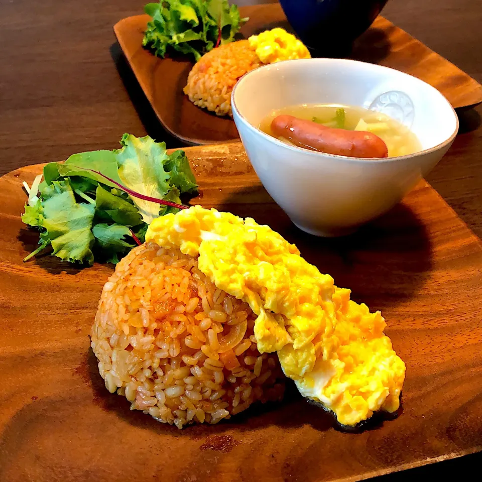 めるぼさんの料理 リメイク♪♪昨夜のブラウンな食卓から〜の🇮🇩【ナシゴレン】🍛🍃プレート♪♪きのこ釜めしにチリガーリックチキンの炊き込みご飯にちょい足しナンプラーに赤唐辛子で炒め、フワ玉スイチリ〜♪♪|モスグリーンさん