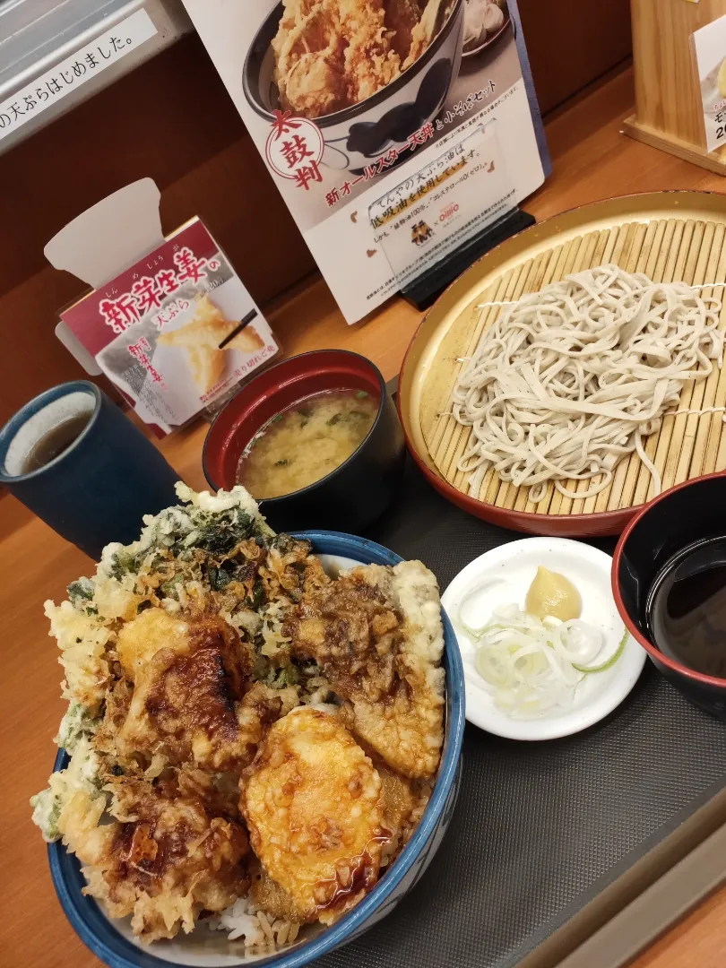 Snapdishの料理写真:豚角煮天丼の小そばセット|osakana555さん