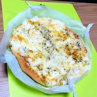 Snapdishの料理写真:4種のチーズピザ🧀|skskさん