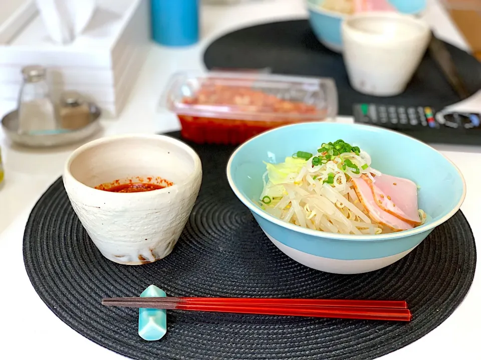 お昼、日清の辛いつけ麺を作ってみた。唐辛子全部入れたら辛すぎて涙出ました💦|yukiさん