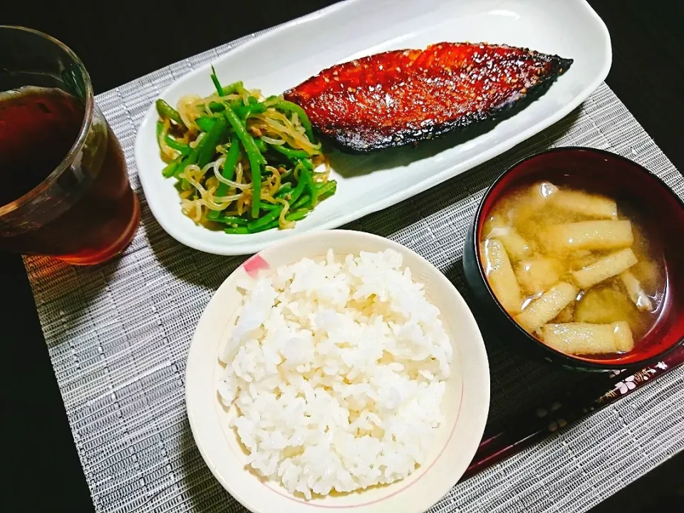 ごはん、ナスと油揚げの味噌汁、みずの炒め物、鯖のみりん干し|サトリさん