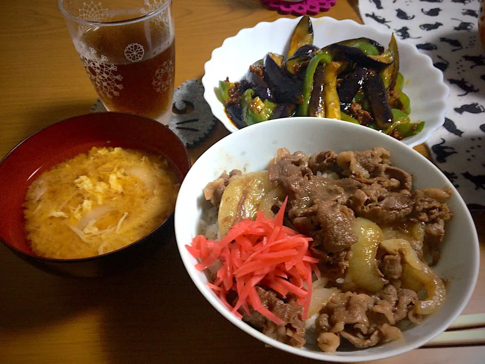 今日の男女絆飯(･w･)
＊牛丼
＊宣言通り頂いた野菜を使って麻婆茄子
＊玉ねぎとえのきと卵の味噌汁|ひーちゃんさん