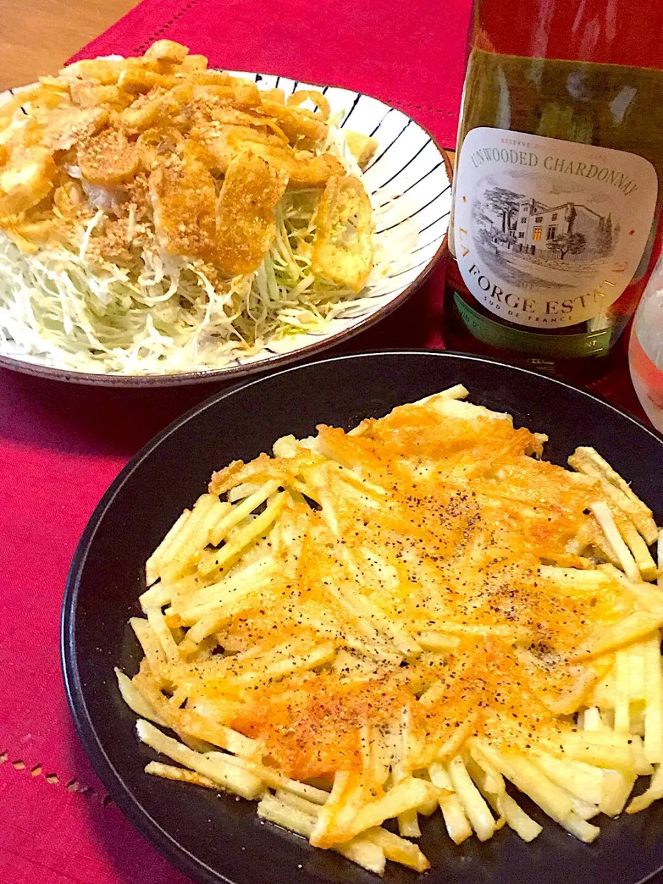 Snapdishの料理写真:じゃがいもとカリカリチーズ焼き🧀
千切りキャベツと油揚げもりもりサラダ🍀
まずは白ワインで🍷|おかちさん