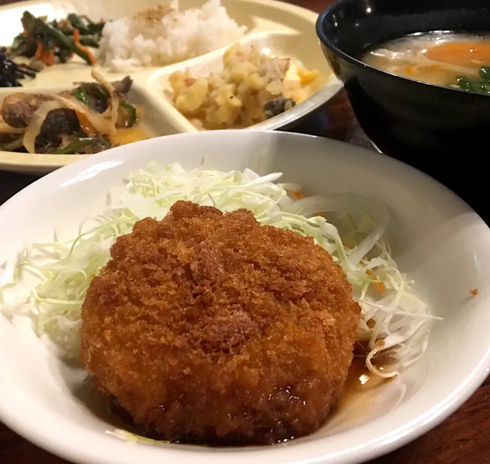 昼ごはん☀️☀️🔆
メンチカツ  小鯵の南蛮漬け  ポテサラ  山菜など|ぽんたさん