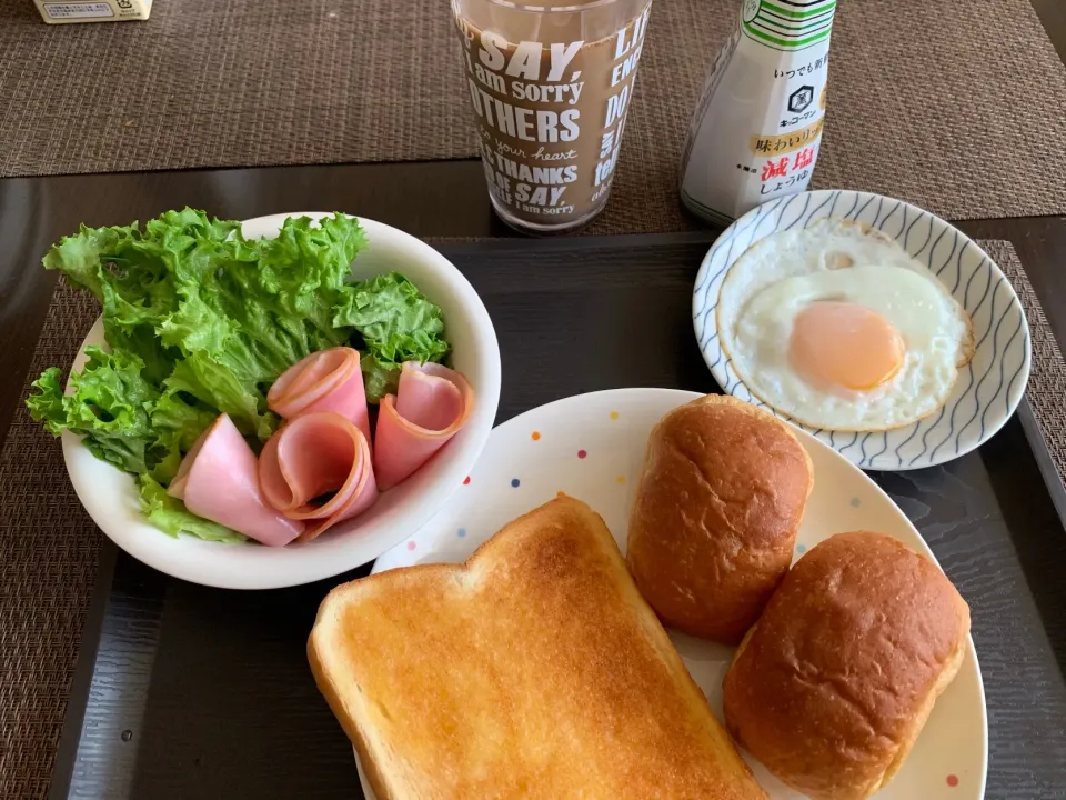 Snapdishの料理写真:頑張らない普通のご飯☆6/23昼ごはん
   1人のためテキトーなロカボ飯
#昼ごはん#低糖質食品#ロカボパン#低糖質調味料#糖質制限中 #1型🔰 
食べ物に感謝🙏ご馳走様でした🙏|あきさん