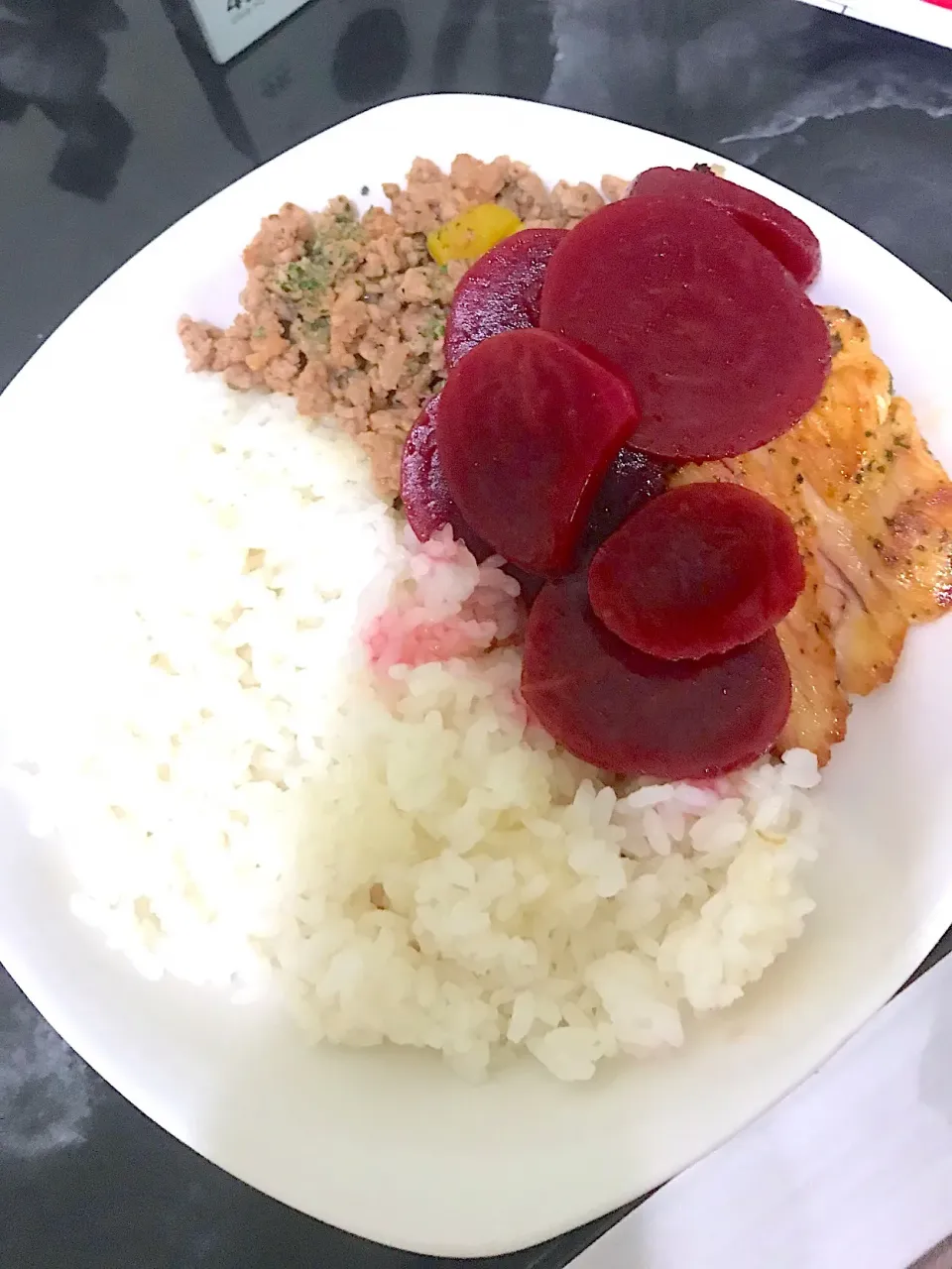 Arroz, carne moída magra com batata doce, filé de frango e beterraba|Scoobyさん