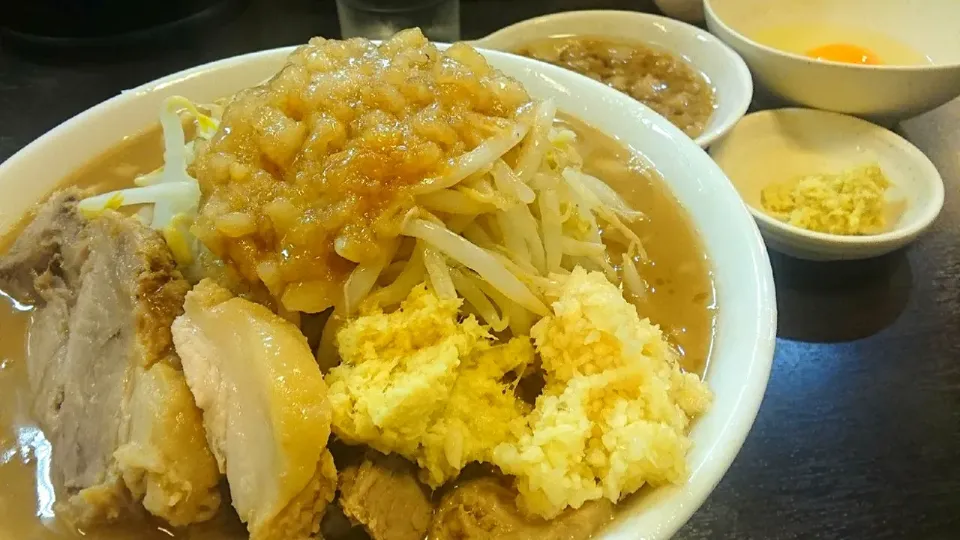 Snapdishの料理写真:【帰省途中下車麺：埼玉県大宮市】
ラーメンどでん大宮西口店 
ラーメン少（280g、730円）
＋ニンニク入れる（無料）
＋しょうがどでん（大宮店限定、無料）
＋あぶらどでん（別皿、無料）
＋生卵（50円）
＠大宮 
19119|大脇さん