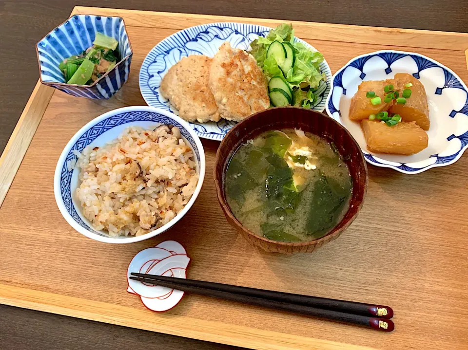 生姜ごはん
小松菜のそぼろあんかけ
アジバーグ
大根の味噌煮
卵のお味噌汁|NAKATAさん