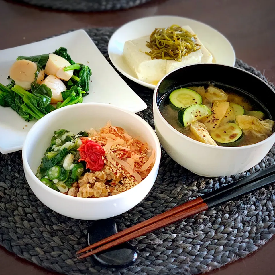 帆立とほうれん草の醤油バター、めかぶ奴、梅おかか納豆、ズッキーニと油揚げの味噌汁|恭子さん